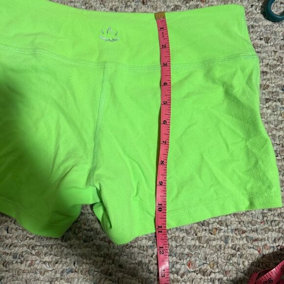 Beyond Yoga SpaceDyed Neon Green Shorts 3”- Size Small - Picture 5 of 7